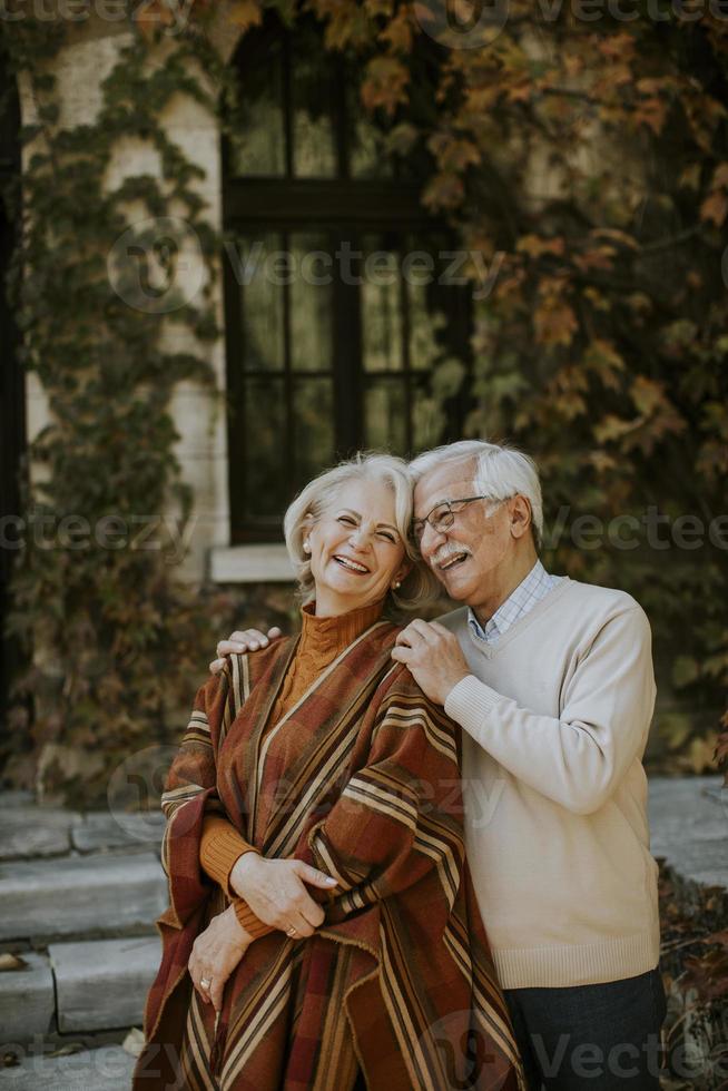 senior paar omarmen in herfst park foto