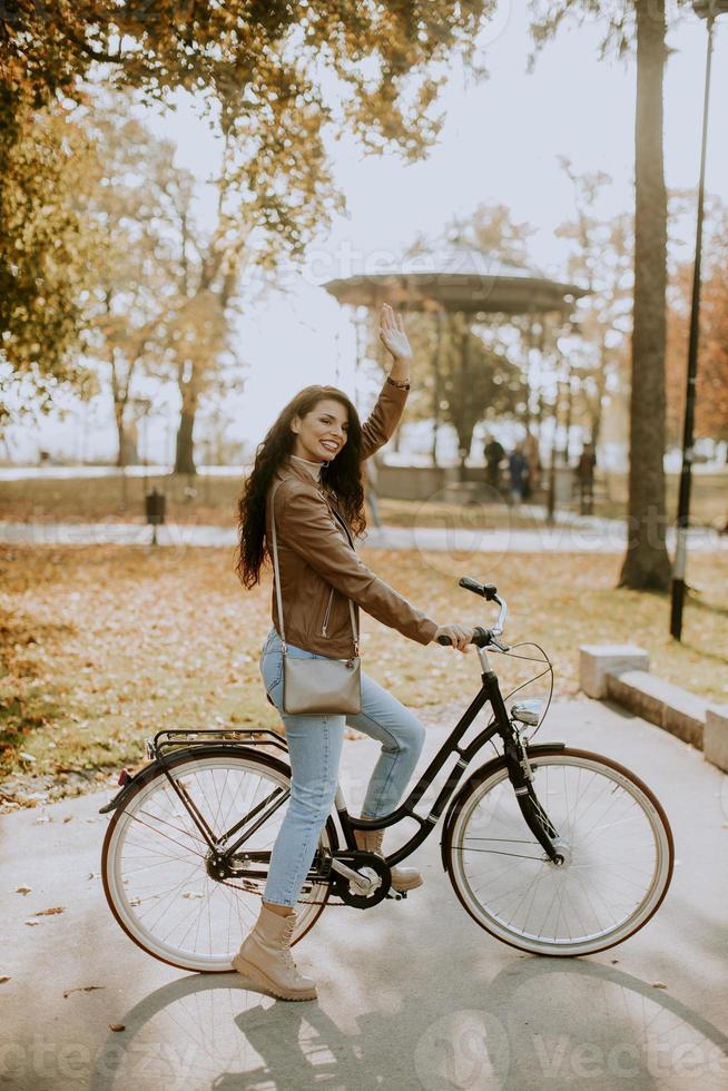 jonge vrouw fietst op herfstdag foto