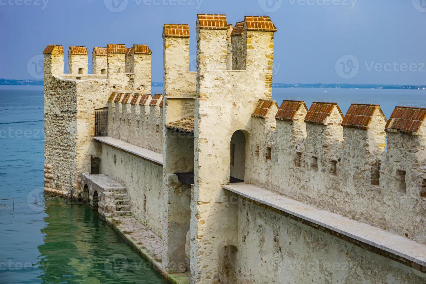 castello scaligero di sirmione sirmione kasteel, uit de 14e eeuw aan het gardameer, sirmione, italië foto