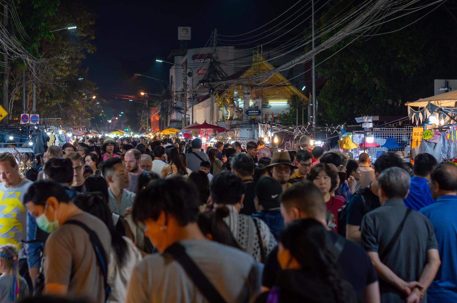 chiang mai wandelstraat chiang mai thailand 12 januari 2020een lokale ambachtelijke markt gemaakt van zijdekeramiek metaalglashout of kunst en eten Thaise toeristen en buitenlanders genieten van wandelen en winkelen foto