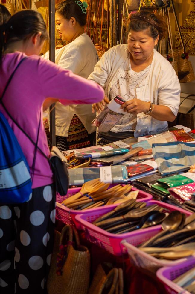 chiang mai wandelstraat chiang mai thailand 12 januari 2020een lokale ambachtelijke markt gemaakt van zijdekeramiek metaalglashout of kunst en eten Thaise toeristen en buitenlanders genieten van wandelen en winkelen foto