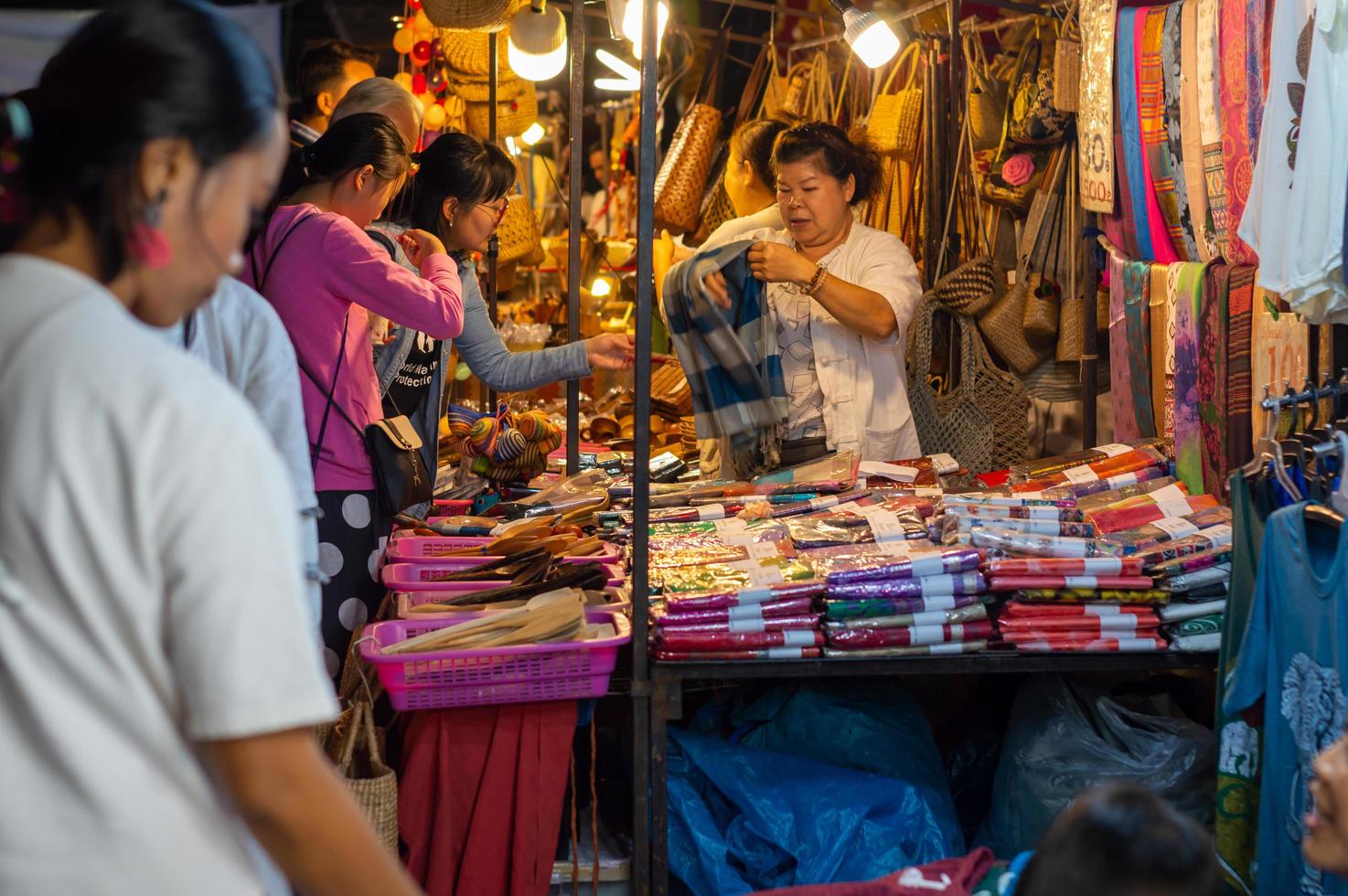 chiang mai wandelstraat chiang mai thailand 12 januari 2020een lokale ambachtelijke markt gemaakt van zijdekeramiek metaalglashout of kunst en eten Thaise toeristen en buitenlanders genieten van wandelen en winkelen foto
