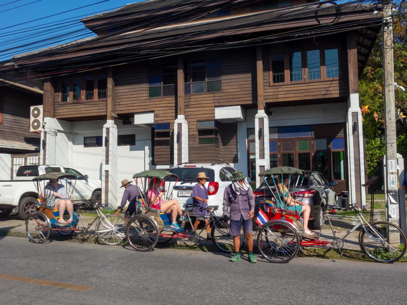 chiang mai thailand12 januari 2020passagiers driewieler is een oude driewieler die passagiers in het verleden bedient, tegenwoordig is dit een auto die wordt gebruikt voor toeristen die de stad Chiang Mai bezoeken. foto