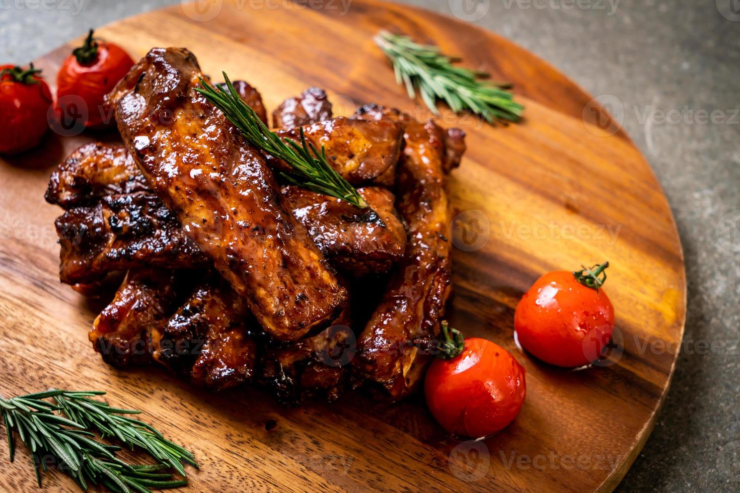 gegrilde barbecue ribbetjes varkensvlees foto