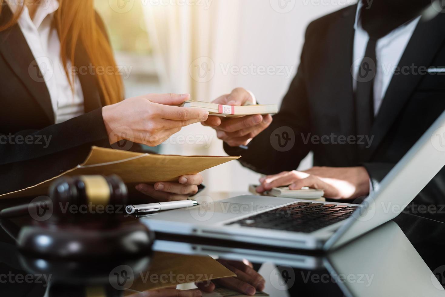 rechtvaardigheid en recht concept.male rechter in een rechtszaal foto