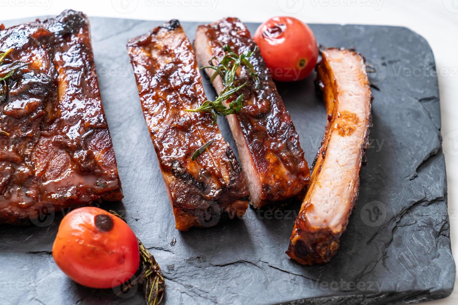 gegrilde barbecue ribbetjes varkensvlees foto