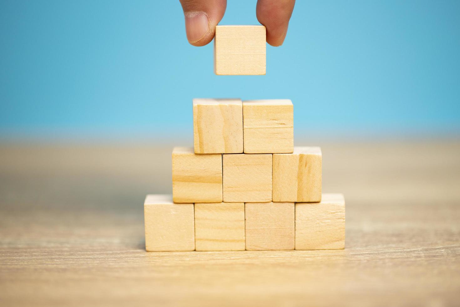 hand met een houten blokletter e, zet de betekenis van het woord verandering, bedrijfsidee, verandering in nieuwe dingen, plannen om te slagen aan te passen. foto