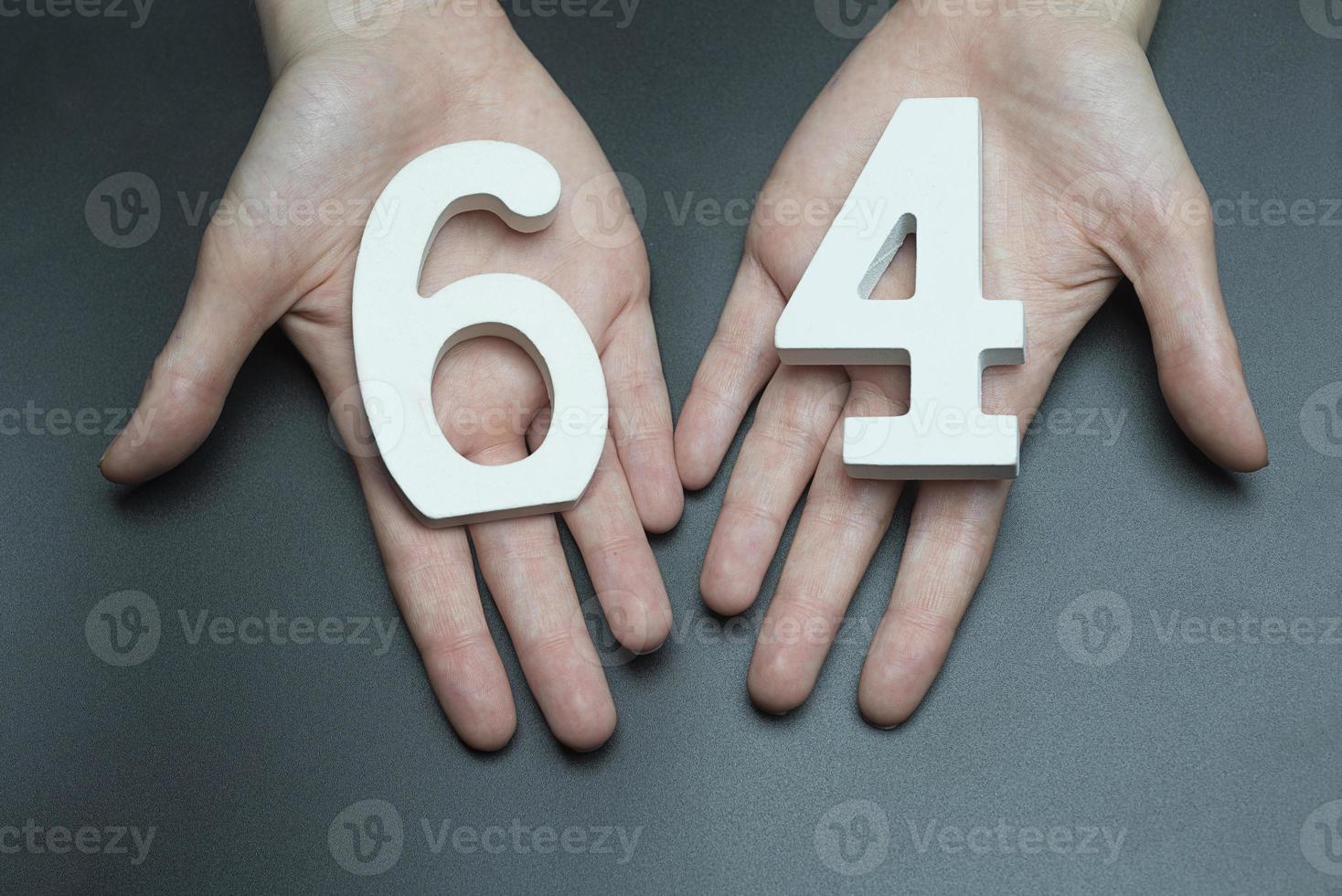 op de vrouwelijke handpalmen figuur vierenzestig. foto