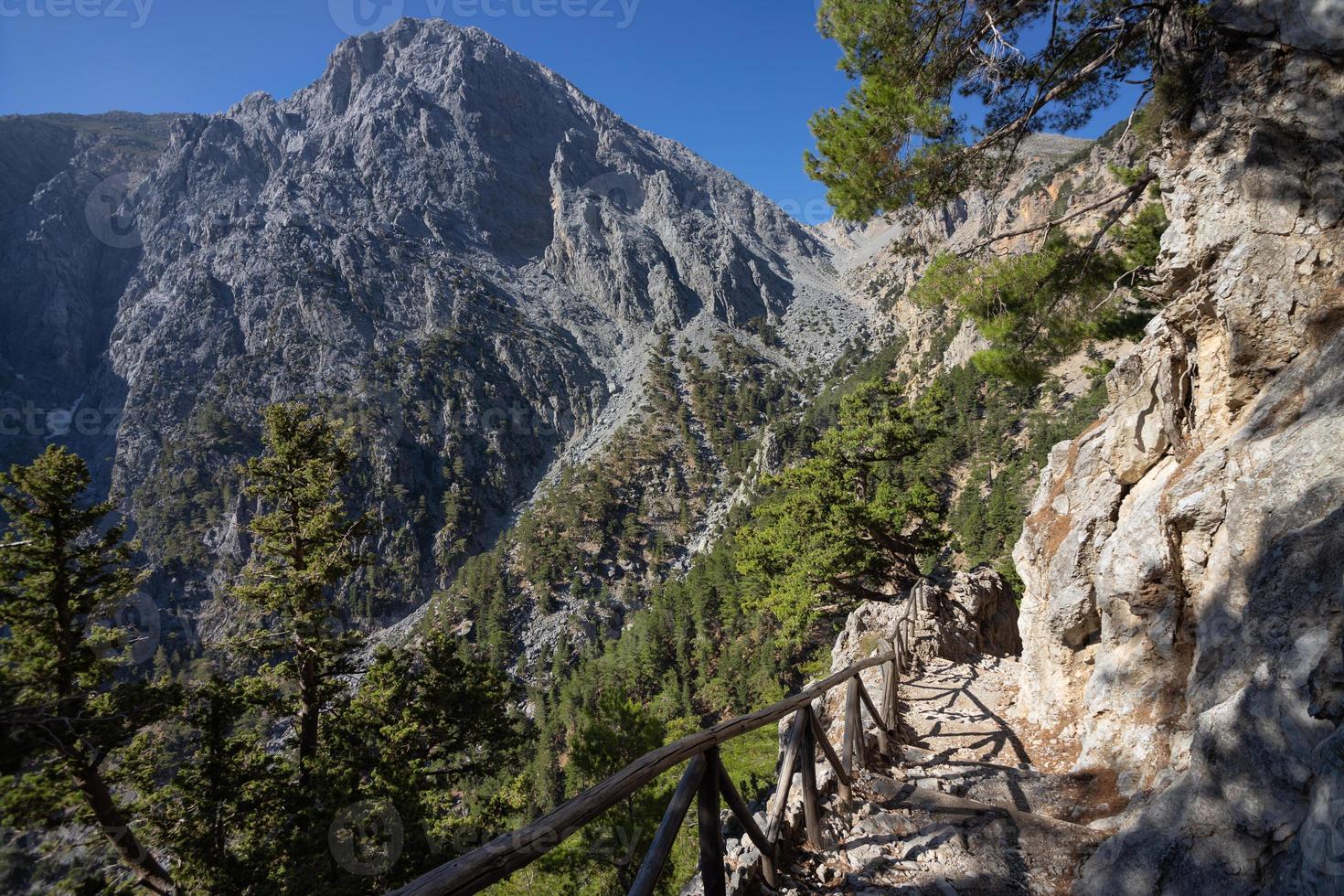 trekking in de samaria-kloof op het eiland kreta, griekenland. foto