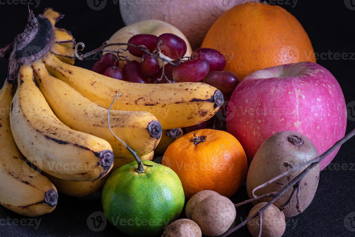 fruit op zwarte achtergrond foto