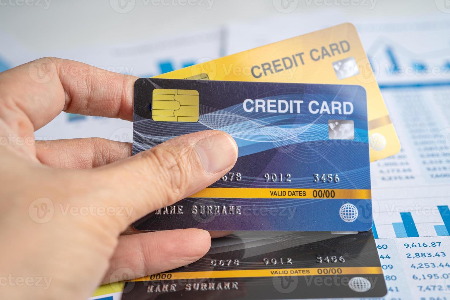 creditcard op grafiek en ruitjespapier. financiële ontwikkeling, bankrekening, statistieken, investeringsanalytisch onderzoek data-economie, beurshandel, bedrijfsconcept. foto