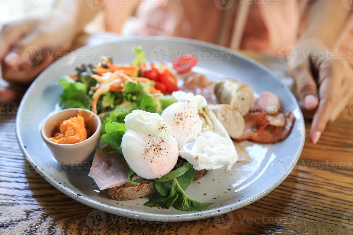 Egg Benedict-menu voor de gezondheidszorg eten tijdens het ontbijt of de lunch in het dagelijks leven foto