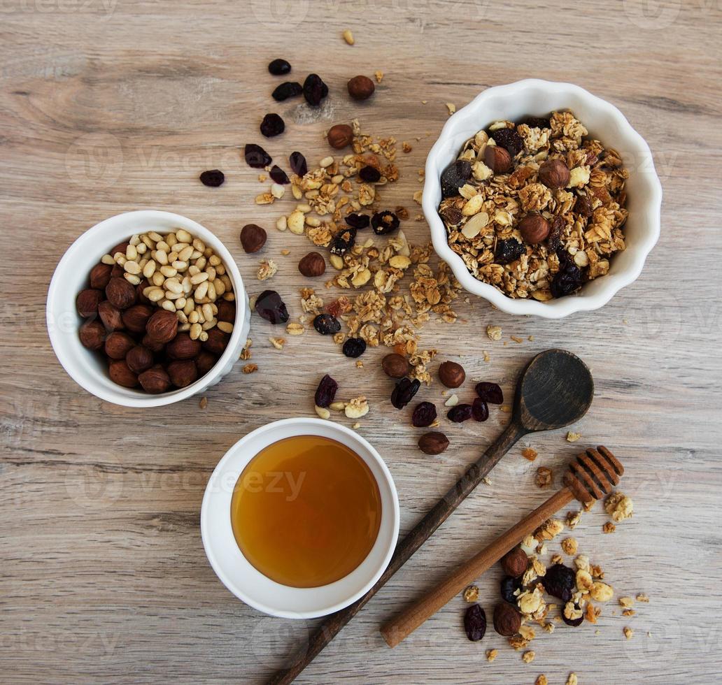 zelfgemaakte granola op tafel foto