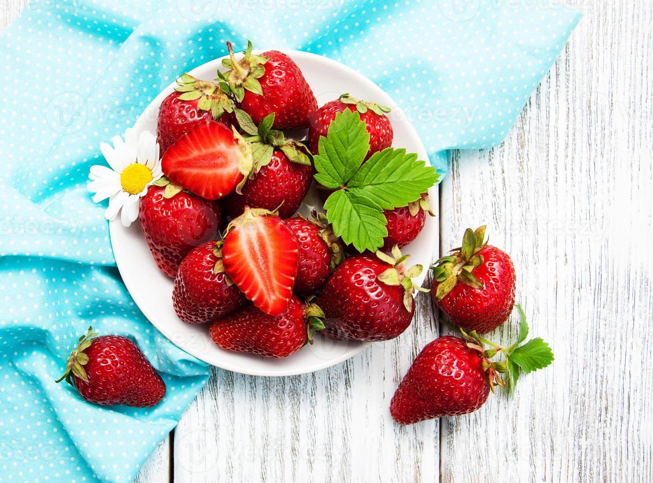 rijpe aardbeien op houten tafel foto