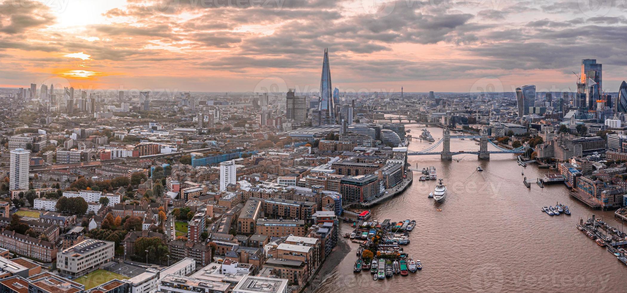 panoramische zonsondergang vanuit de lucht op de London Tower Bridge en de rivier de Theems foto