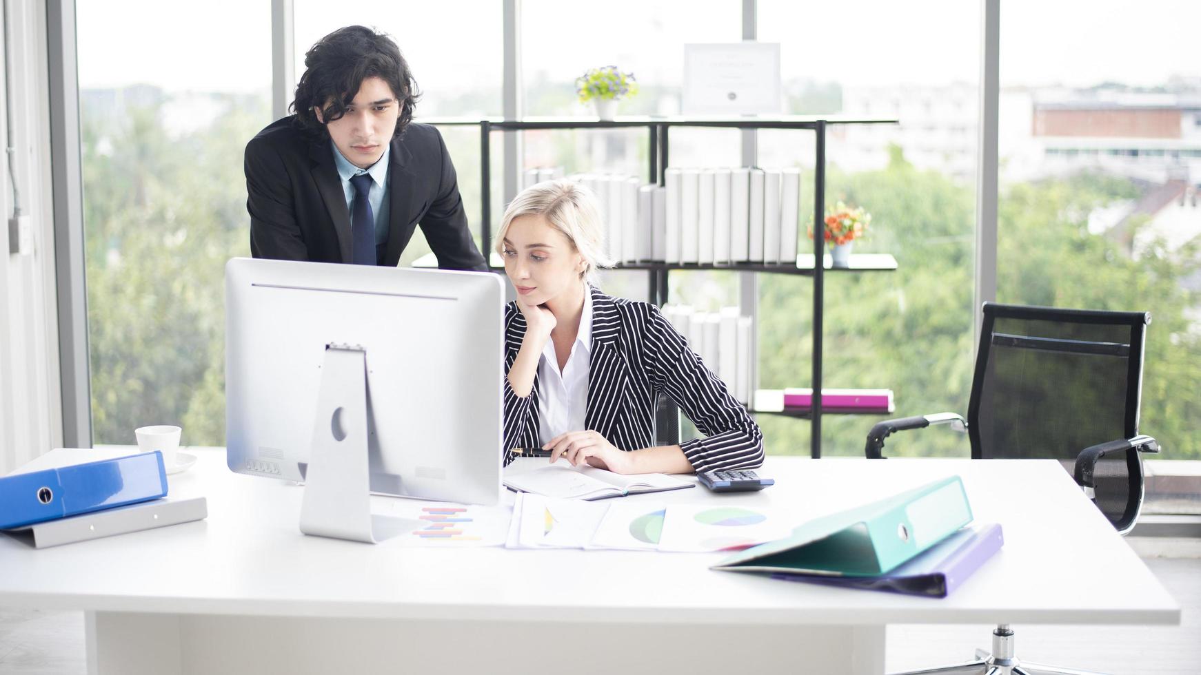 zakenman en zakenvrouw zijn analytische bedrijfsgegevens, businessplanconcept foto