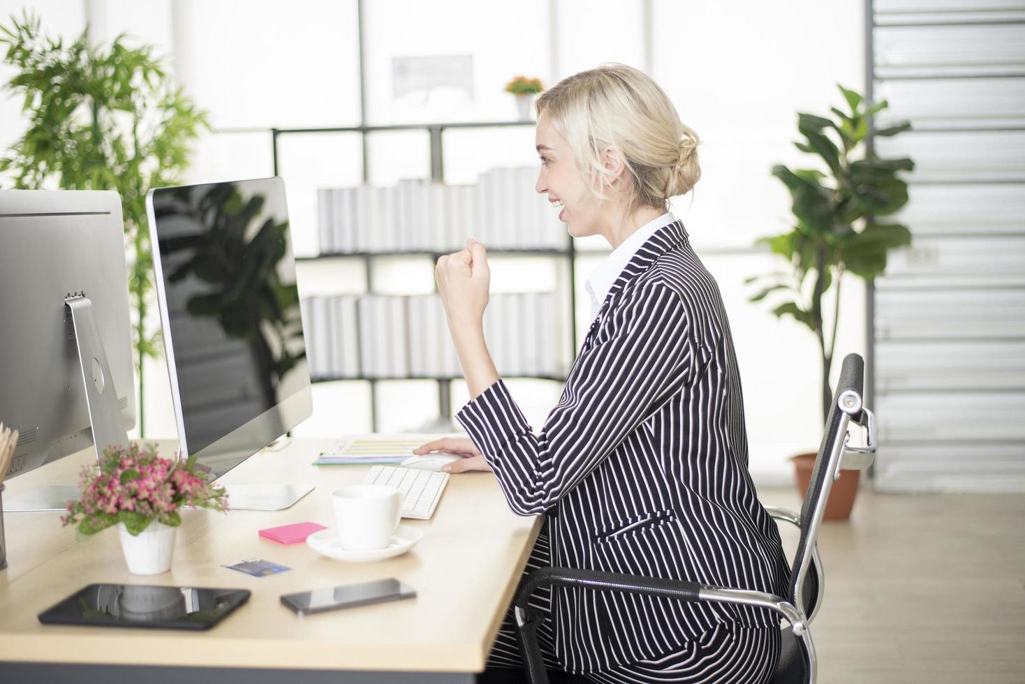 mooie blanke vrouw is succes in haar businessplan foto