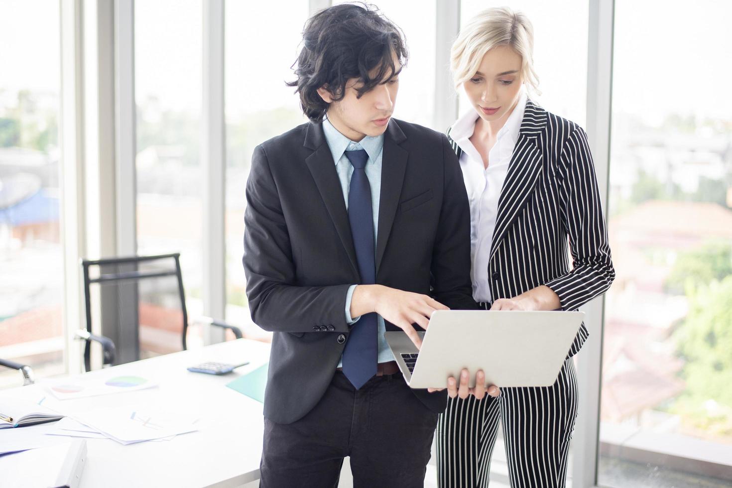 zakenman en zakenvrouw zijn analytische bedrijfsgegevens, businessplanconcept foto