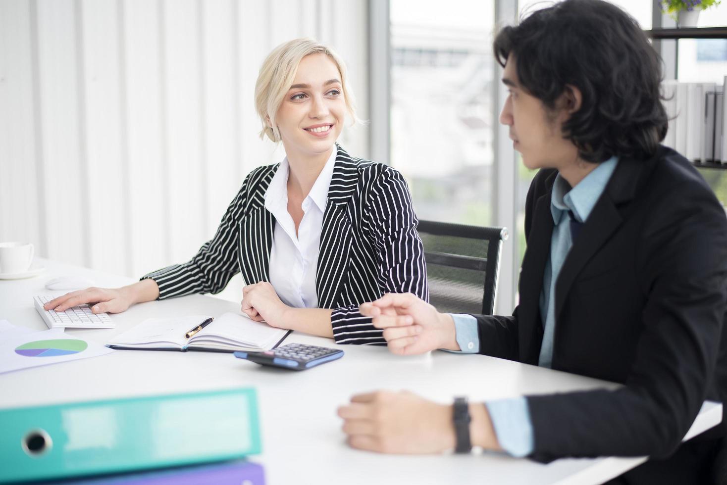 zakenman en zakenvrouw zijn analytische bedrijfsgegevens, businessplanconcept foto