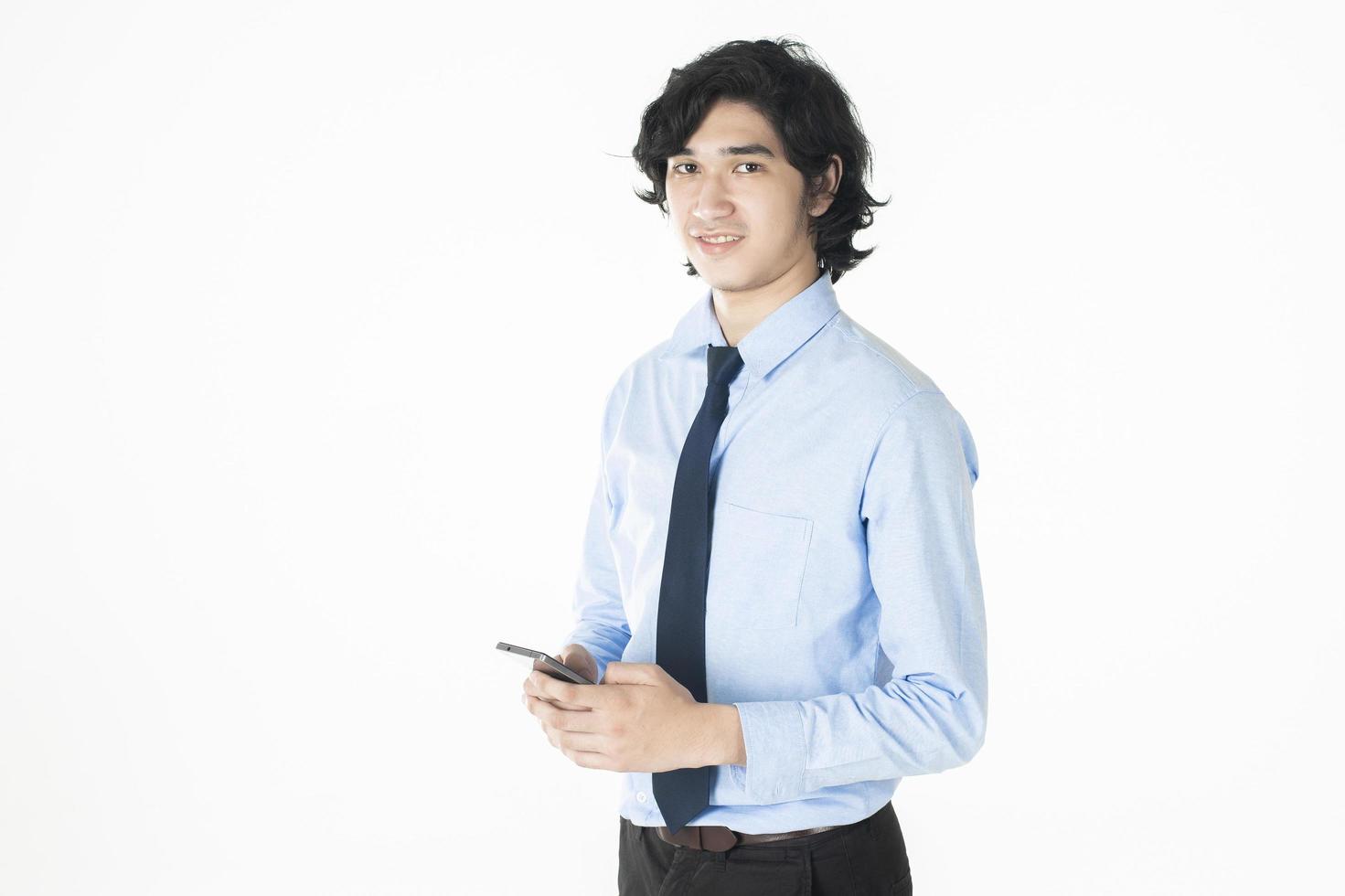 zakenman houdt slimme telefoon op witte achtergrond foto