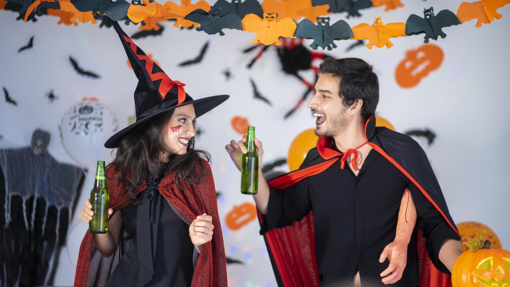 gelukkig paar liefde in kostuums en make-up op een viering van halloween foto