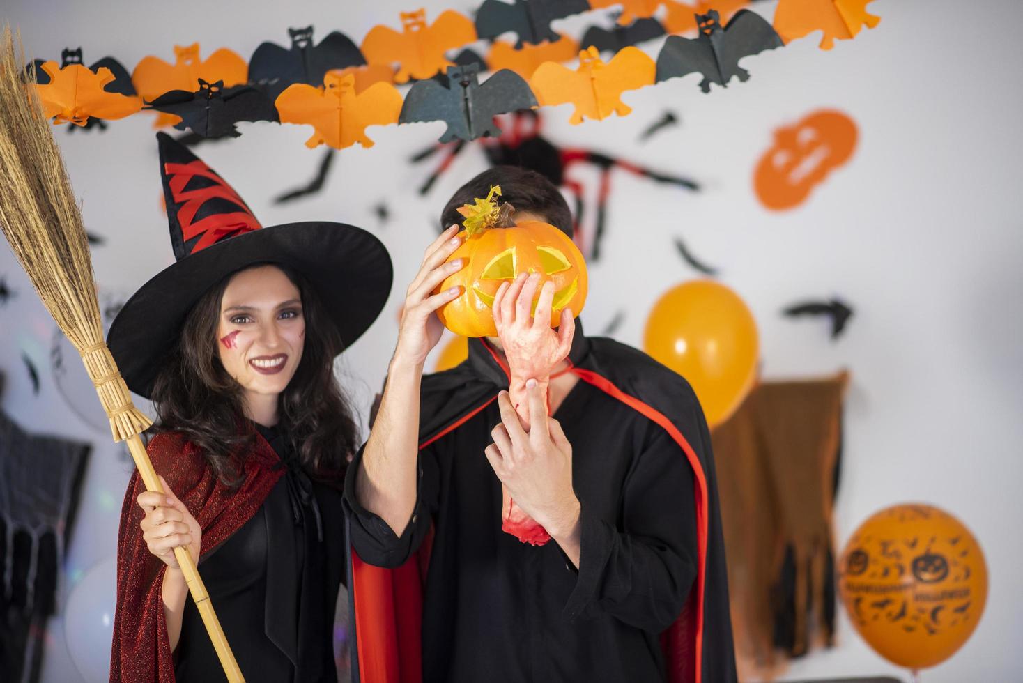 gelukkig paar liefde in kostuums en make-up op een viering van halloween foto