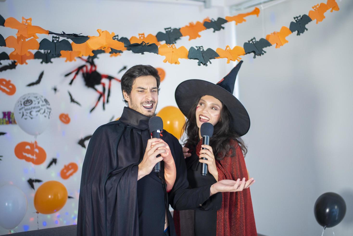 gelukkig paar liefde in kostuums en make-up op een viering van halloween foto