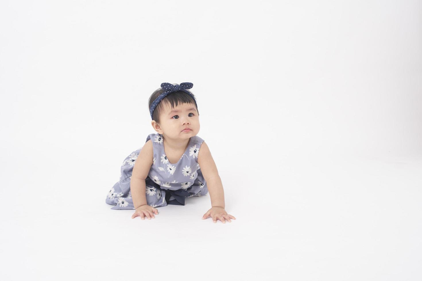 schattig Aziatisch babymeisje is portret op witte achtergrond foto