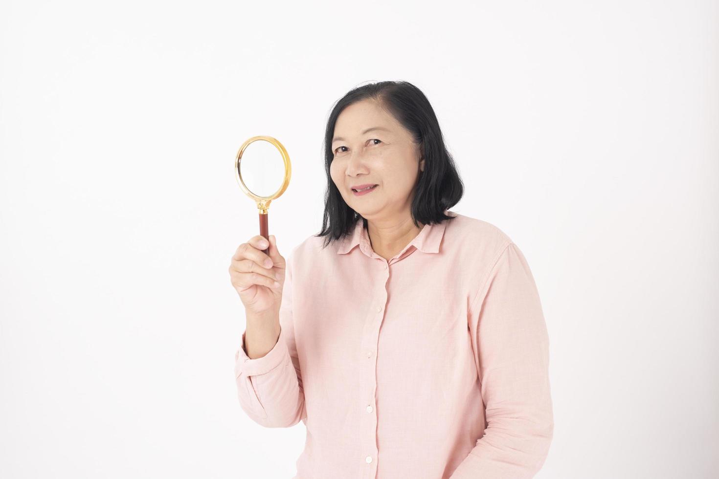 Aziatische oudere vrouw op witte achtergrond foto