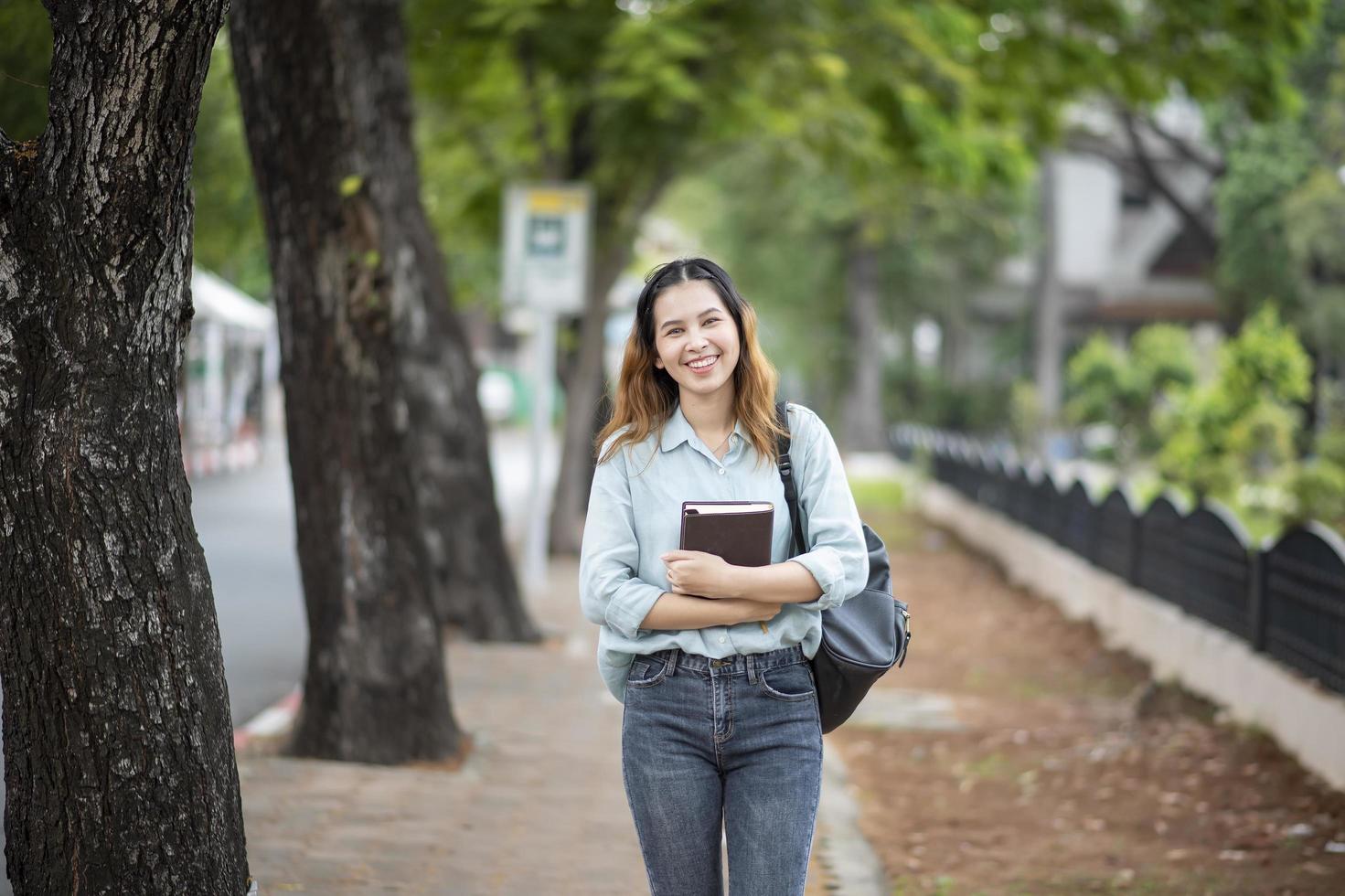 gelukkige jonge Aziatische universiteitsstudent. foto