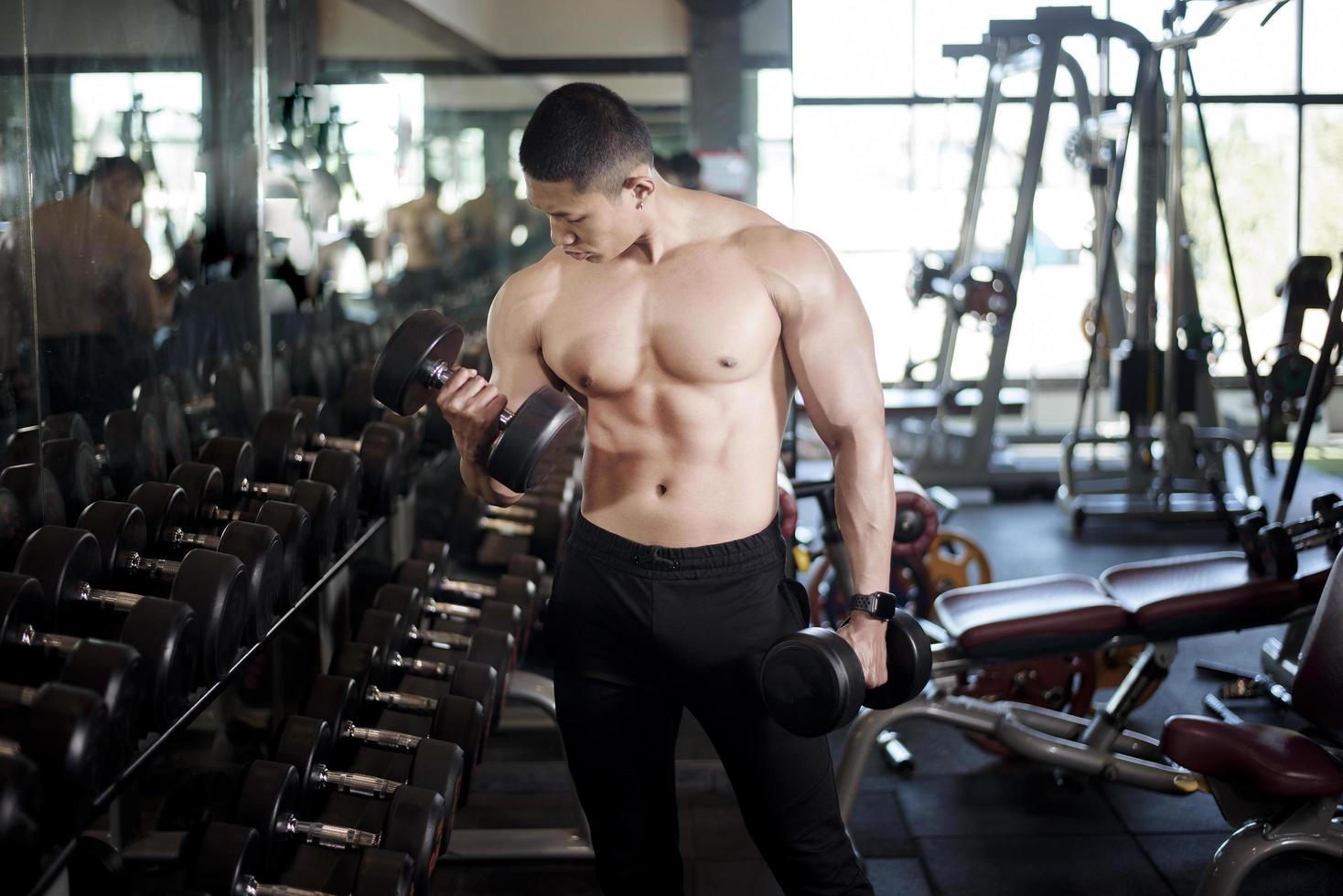 een fitnessman traint in de sportschool foto