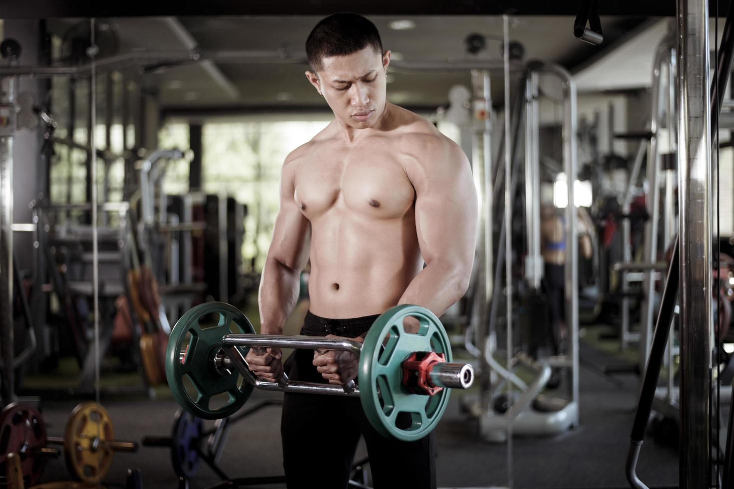 een fitnessman traint in de sportschool foto