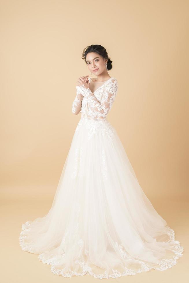mooie bruid in prachtige couture jurk foto