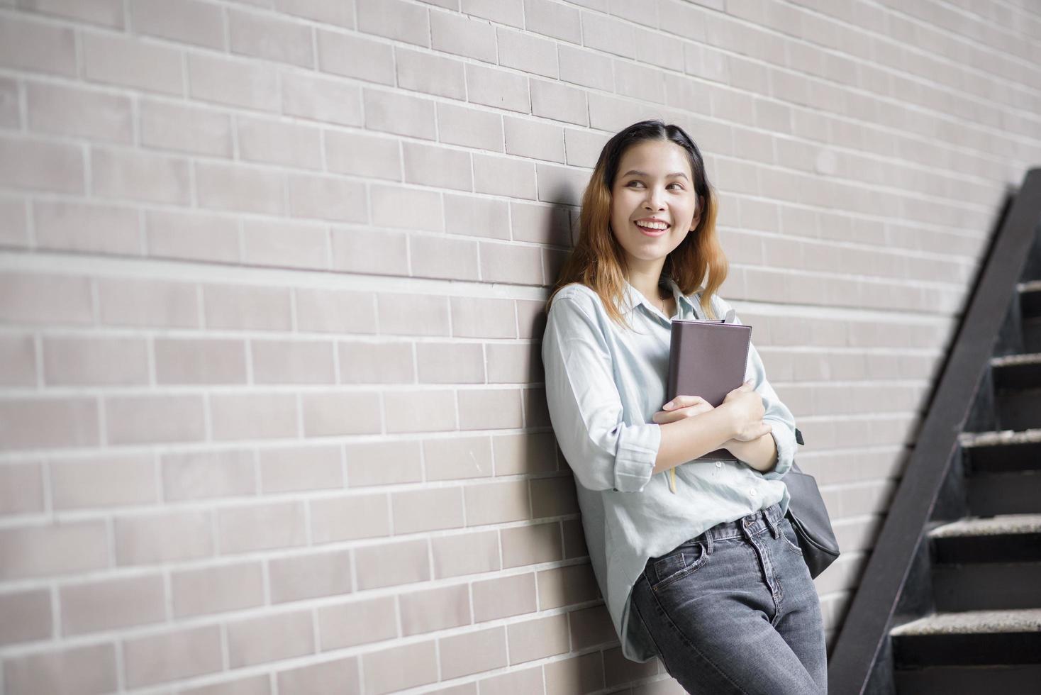 gelukkige jonge Aziatische universiteitsstudent. foto