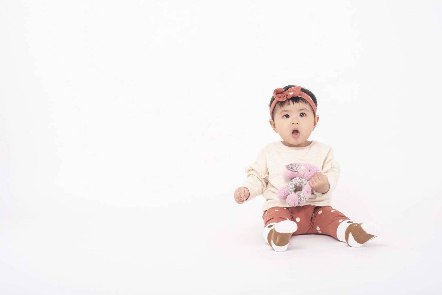 schattig Aziatisch babymeisje is portret op witte achtergrond foto