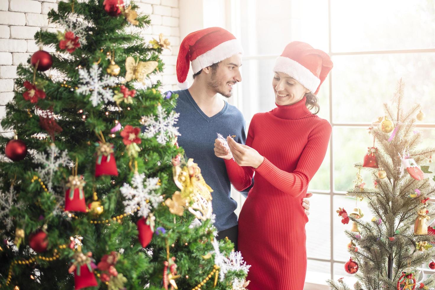 aantrekkelijk Kaukasisch liefdespaar viert kerst thuis foto