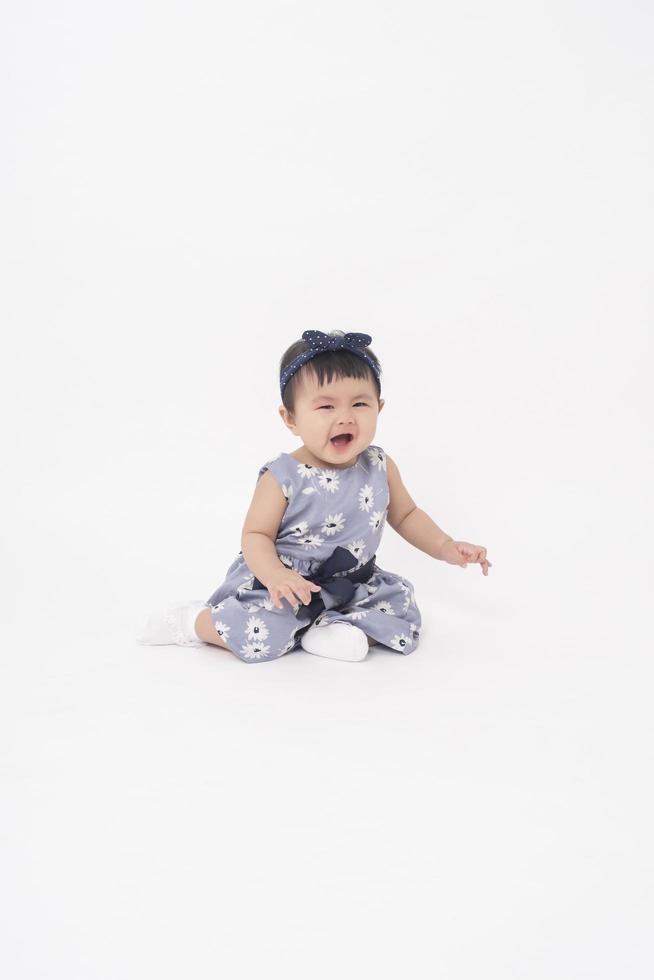 schattig Aziatisch babymeisje is portret op witte achtergrond foto