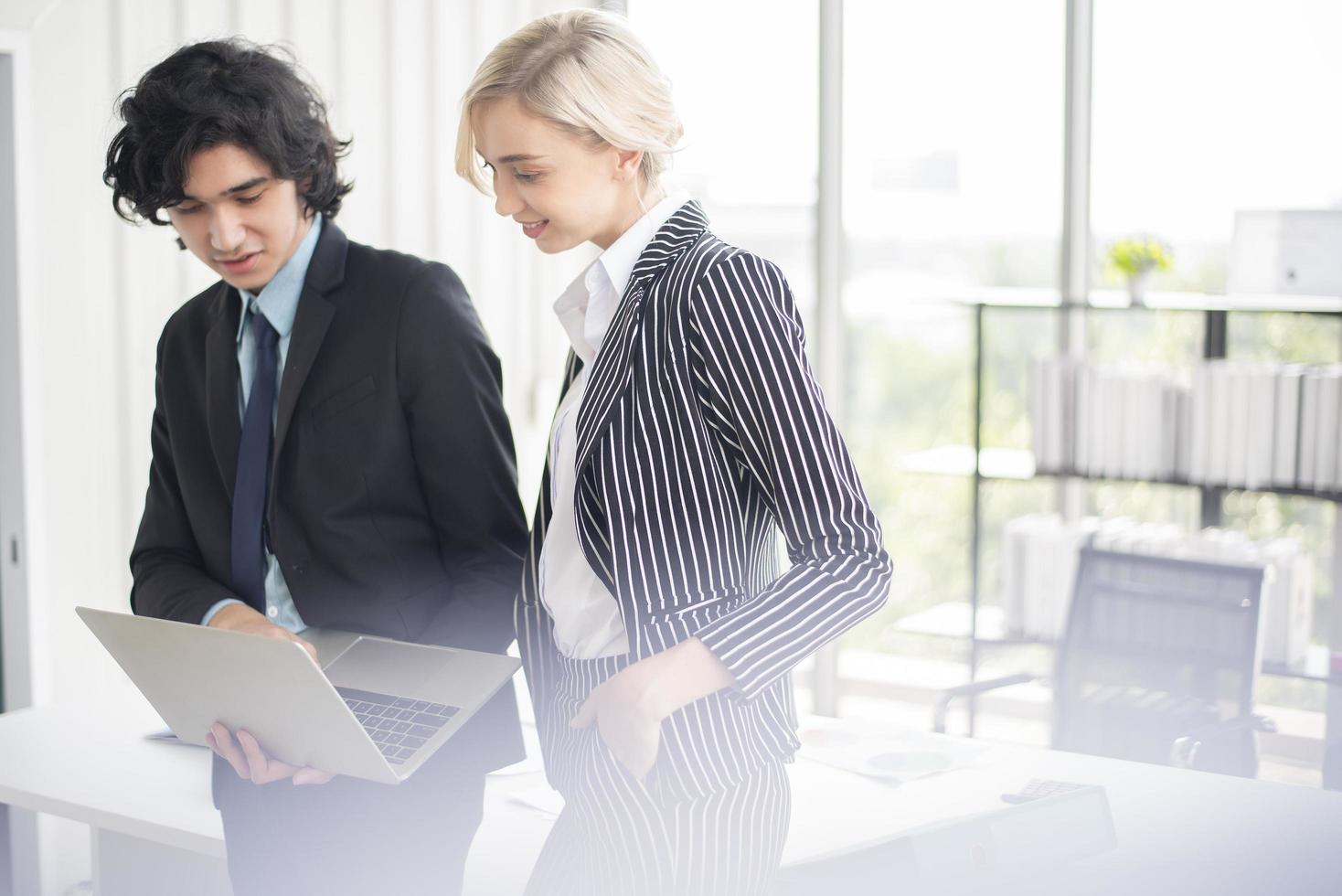 zakenman en zakenvrouw zijn analytische bedrijfsgegevens, businessplanconcept foto