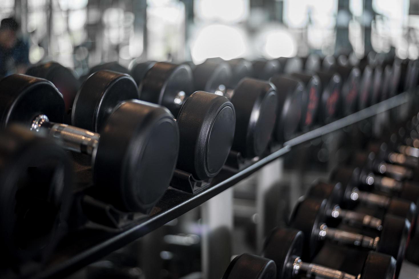 rij dumbbells in fitness gym foto