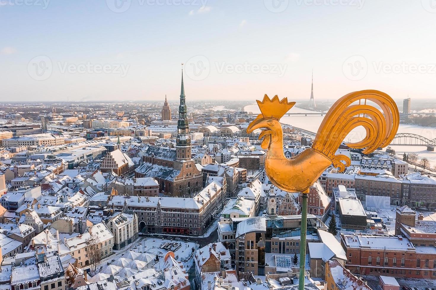 luchtpanorama van de oude stad van riga tijdens een mooie winterdag in letland. vriestemperatuur in letland. witte riga. foto
