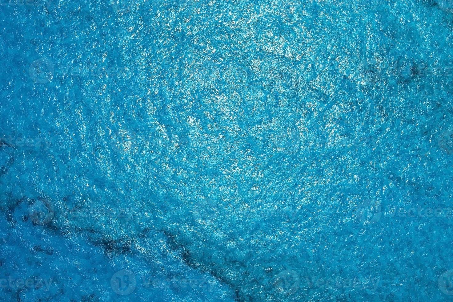 turqoise blauwe zeetextuur met golven en schuim. foto