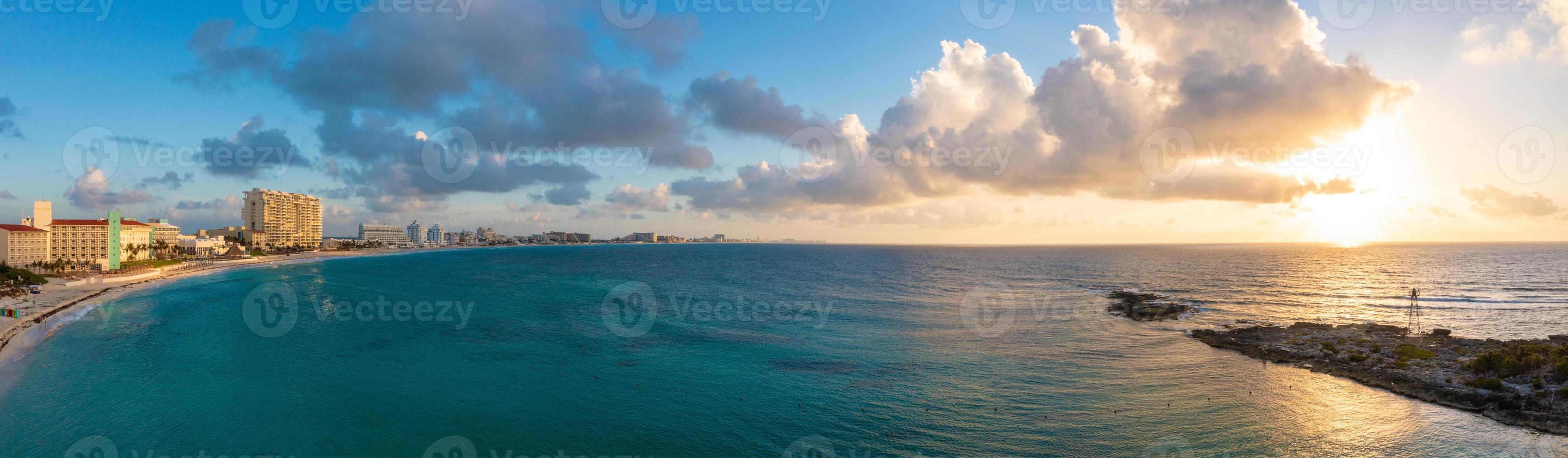 magisch uitzicht op de zonsopgang over de Caribische zee. foto