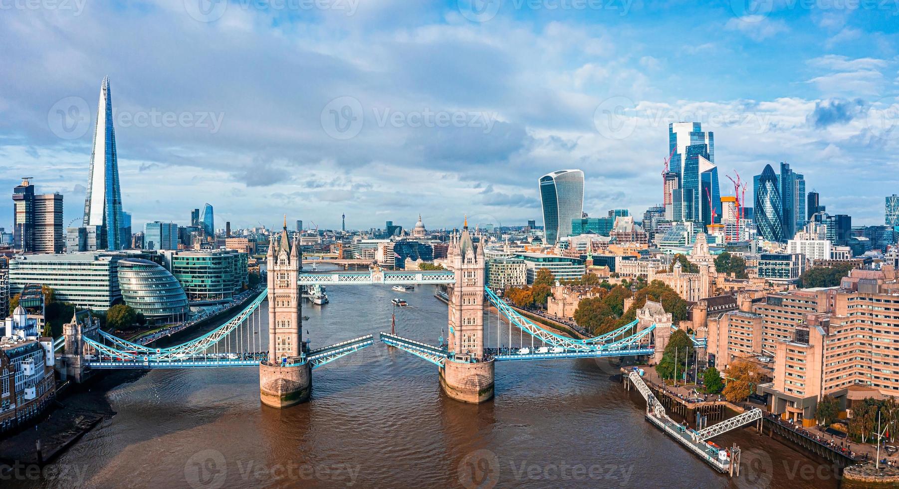 Luchtpanorama van de London Tower Bridge en de rivier de Theems, Engeland, Verenigd Koninkrijk. foto
