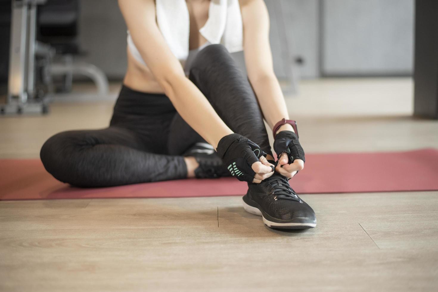 mooie aziatische vrouw doet oefening in de sportschool foto