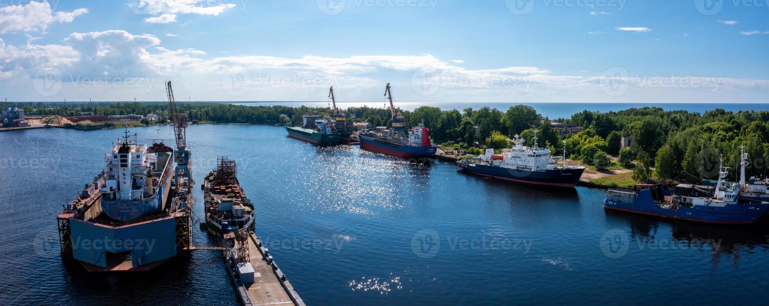 Riga, Letland. 10 juni 2021. vrachtschip bij drijvend droogdok wordt gerenoveerd foto