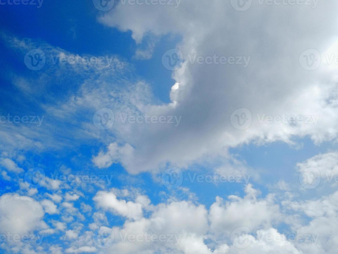 blauwe hemel met wolkenachtergrond. bewolkte textuur. selectieve aandacht. ruimte kopiëren. bespotten foto
