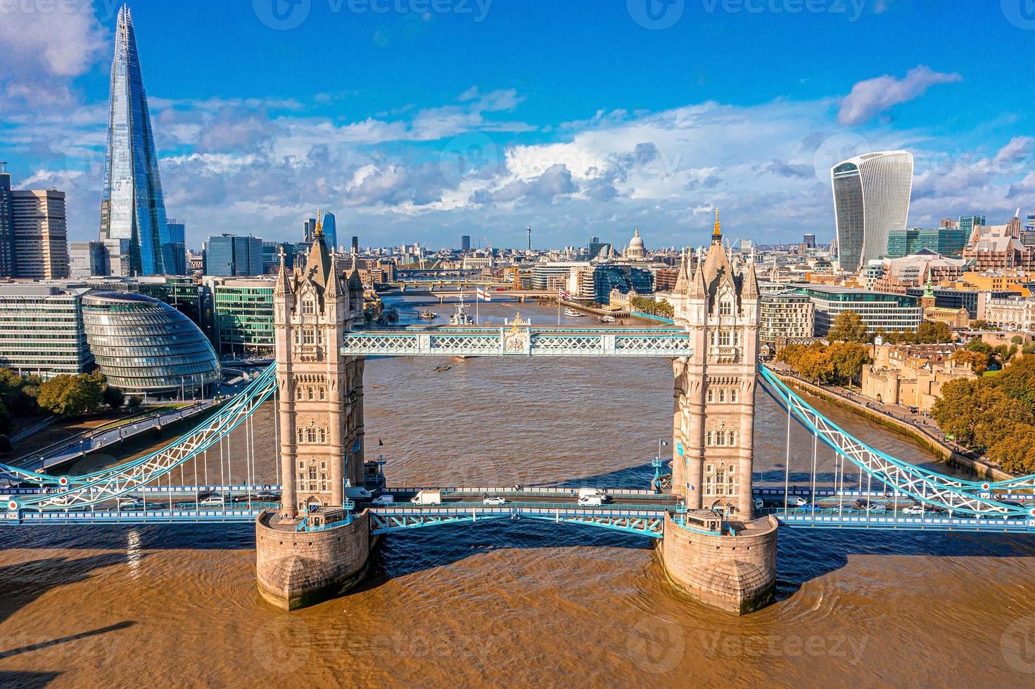 luchtfoto panoramisch stadsgezicht uitzicht op de London Tower Bridge foto