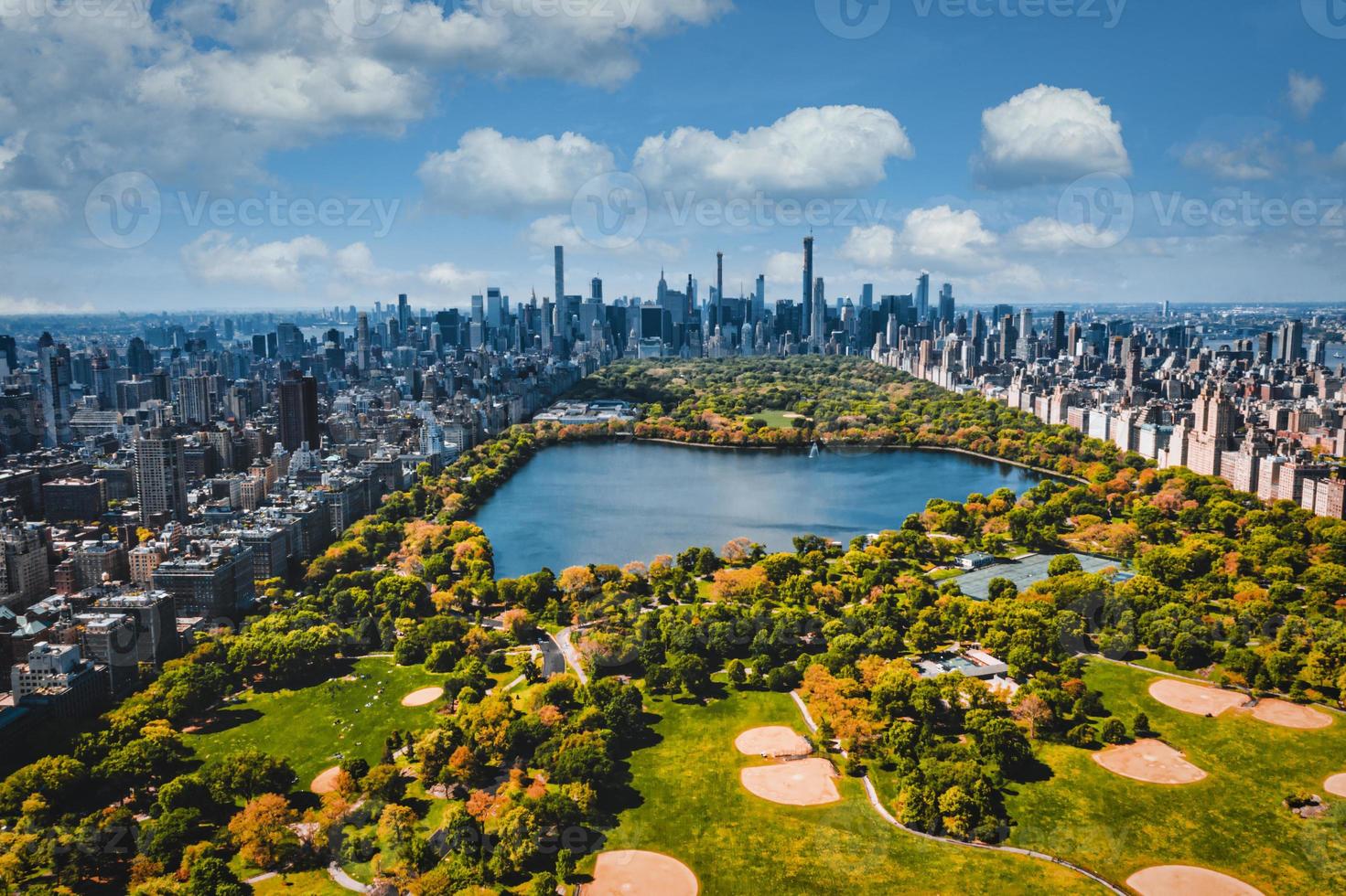 luchtfoto van het centrale park in manhattan, new york. enorm mooi park is omgeven door wolkenkrabber foto