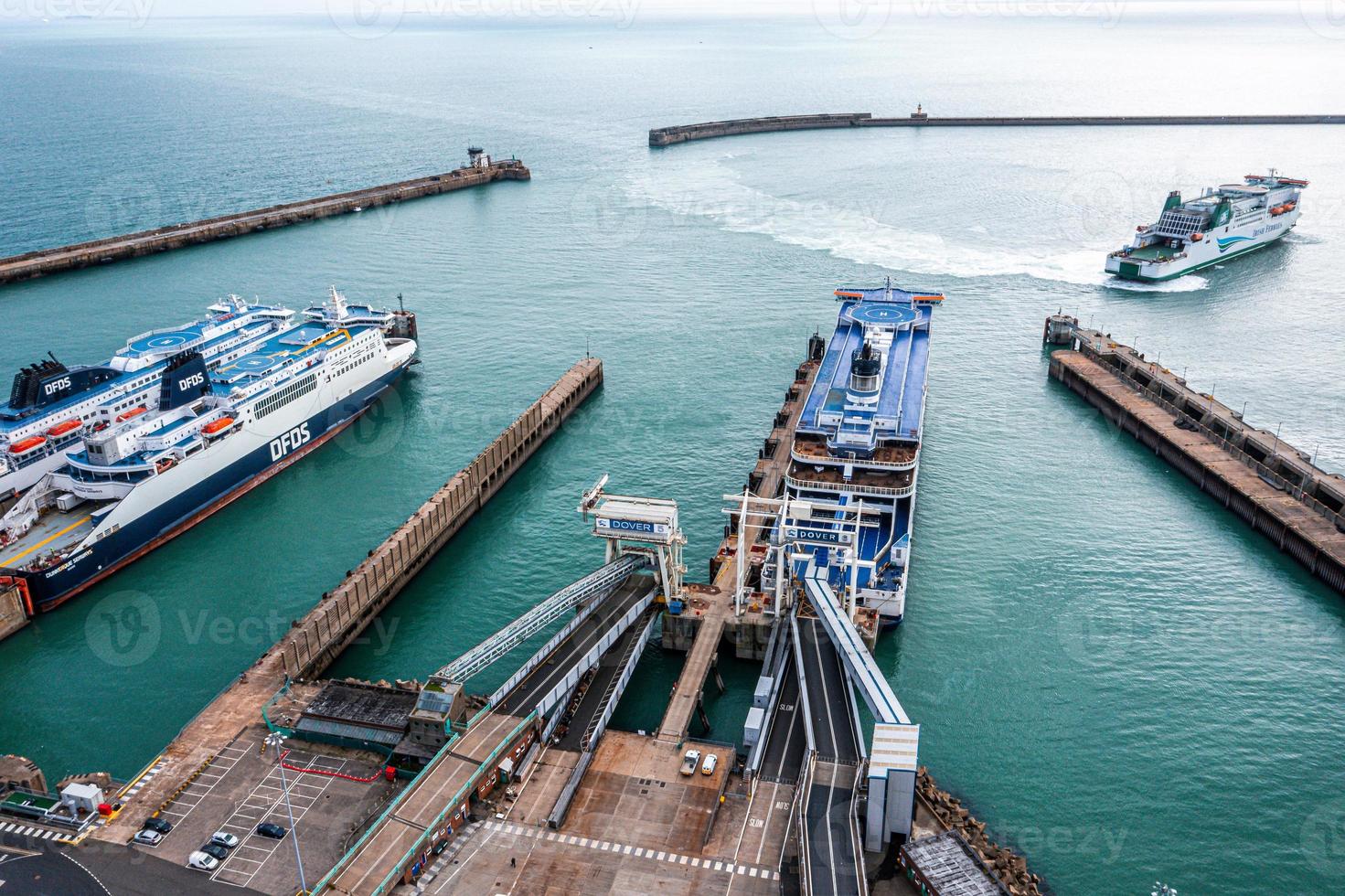 Luchtfoto van haven en vrachtwagens die naast elkaar geparkeerd staan in Dover, Verenigd Koninkrijk. foto