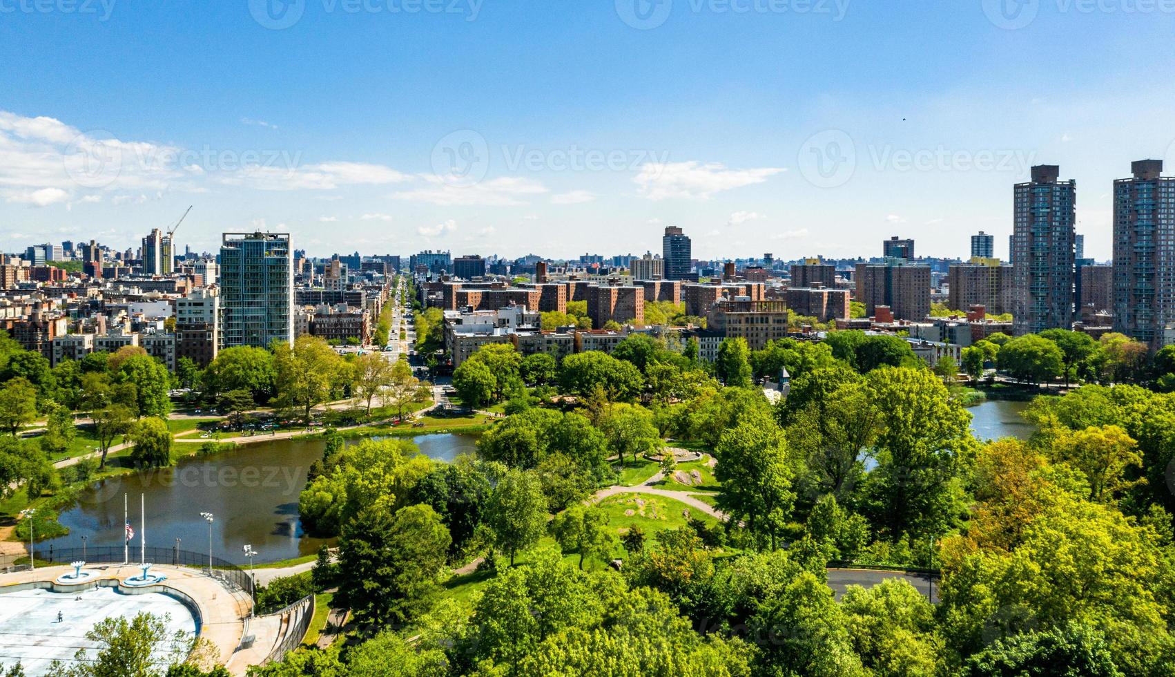 luchtfoto van het centrale park in manhattan, new york. enorm mooi park is omgeven door wolkenkrabber foto